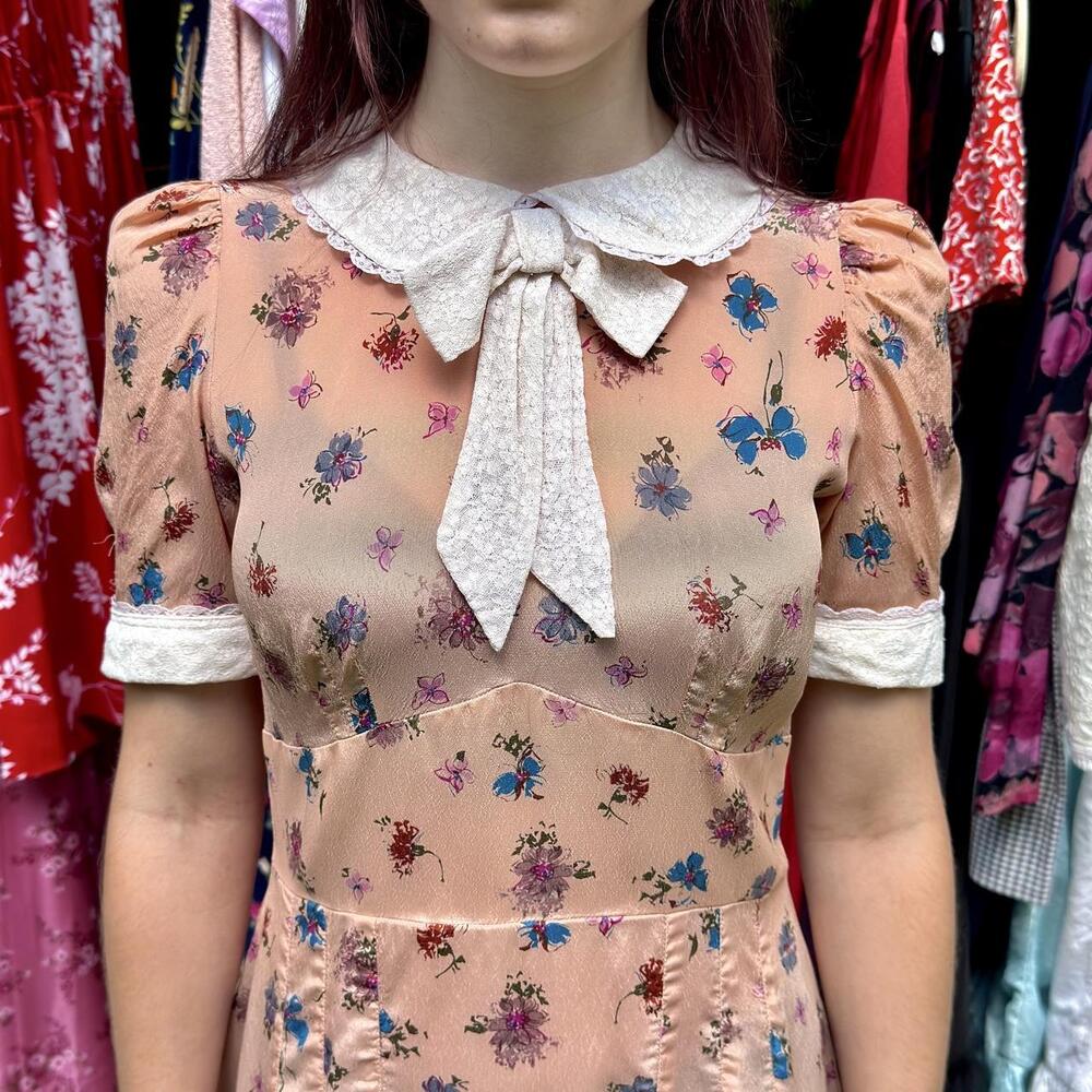 1940s peach ditzy floral day dress floral cold rayon w/ bow collar - Picture 2 of 5